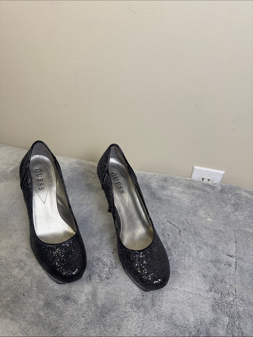 Guess Black Glitter Sparkly Platform Pumps Heels (Size 6.5) - Picture 3 of 12